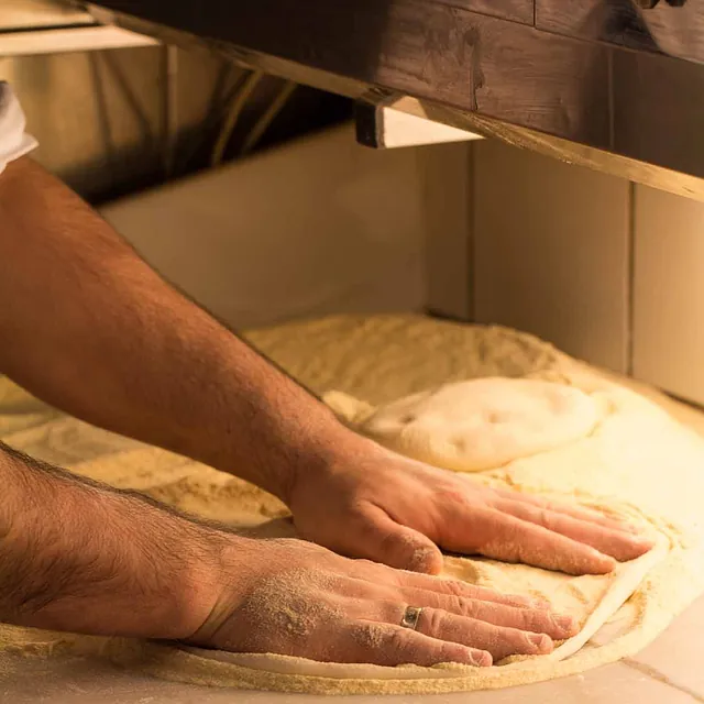 Vertskapet på La Trattoria — Spisesal og peisbål